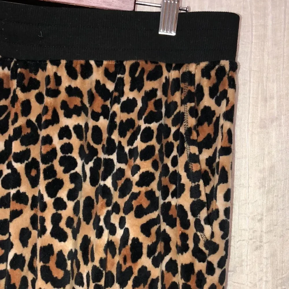 Secret Treasures M Sleepwear Lounge Velour Leopard Print Top & Bottom Set